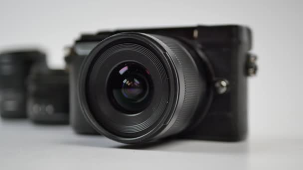 Fekete Színű Tükör Nélküli Fényképezőgép Lencse Fehér Háttér — Stock videók
