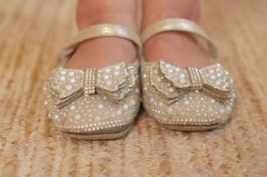  Sandalet giyen çocuk ayaklarının düşük açılı görüntüsü .