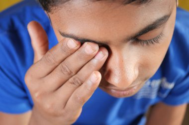  Güçlü göz ağrısından muzdarip çocuk.