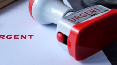 Beyaz kağıda kırmızı acil kelime damgası ,