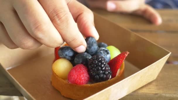 ベリーフルーツタルトを食べる女性 — ストック動画