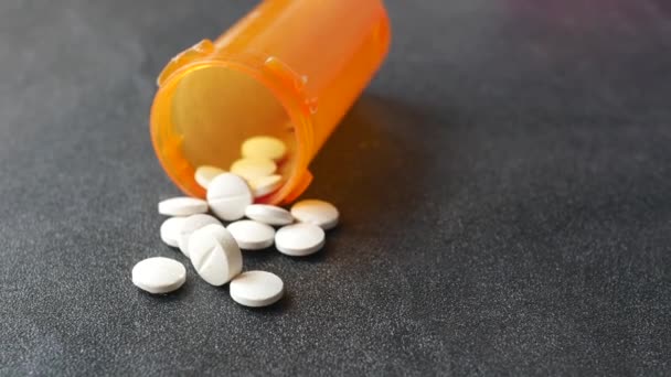 Fehér Színű Orvosi Tabletták Ömlött Rózsaszín — Stock videók
