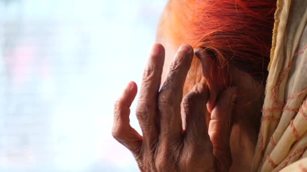 Вид Ззаду Літніх Жінок Які Мають Біль Вусі Торкаючись Болючого — стокове відео