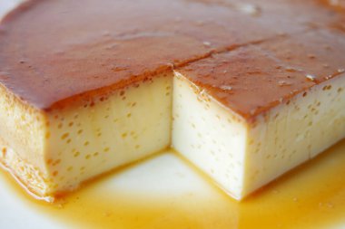  Masadaki tabakta karamel kremalı puding. ,