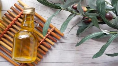 Sarı üzerine zeytin yağı ve zeytin yaprağı şişesi. ,