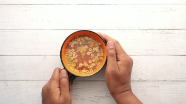Masadaki kupada hazır kahve çorbası. .
