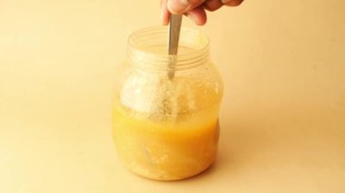 Ev yapımı kahve kabın içinde masanın üstünde.