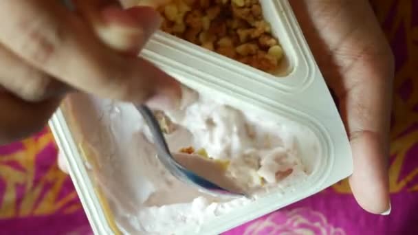 Putting Yogurt Granola Musli Bowl — 图库视频影像
