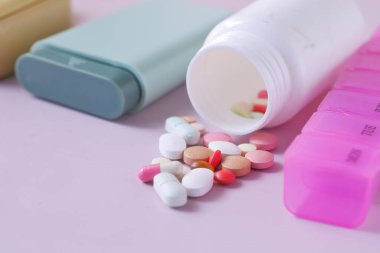 Seçici odaklanma. Pek çok renkli hap ve kapsülü kapat .