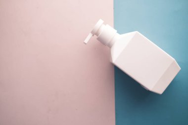  Renkli arka planda beyaz renk sprey şişesinin üst görünümü .