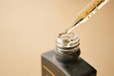 Pipet ve yağ masanın üzerinde küçük bir konteynırda. ,