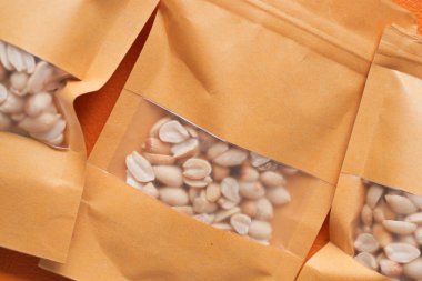 Kağıt paketin içindeki fıstıklar. Kapatın. .