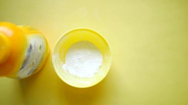 Beyaz arkaplanda Bebek Tozu 'nun üst görünümü .