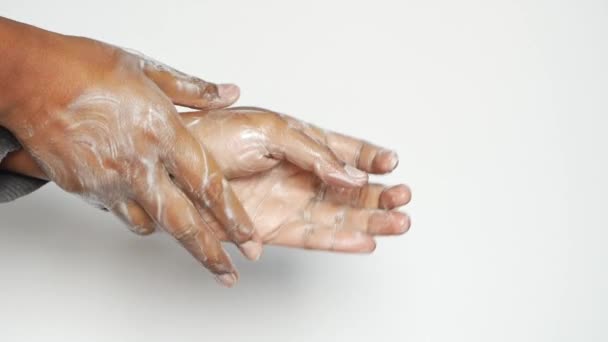 石鹸で手を洗う若い男温水 — ストック動画