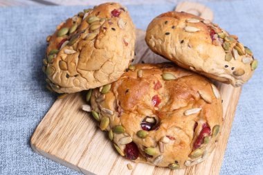 Siyah arkaplanda taze pişmiş ekmek, üst görünüm, 