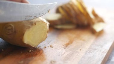 Kızıl saçlıları doğrama tahtasında kapat