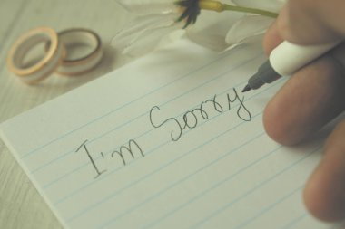 Alyansın yanındaki üzgün sözcüğe dikkat edin...