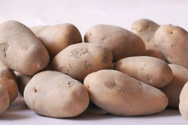 Bir kasedeki çiğ patatesi yakın çekim. ,