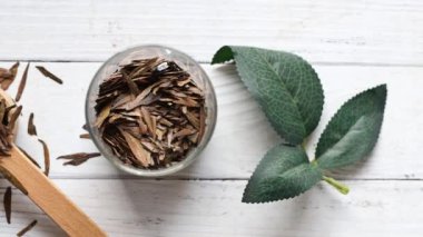 Masadaki kavanozda kurutulmuş çay yaprakları. .