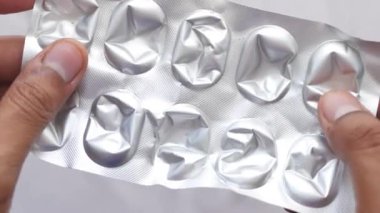 Masadaki su toplayıcı hapları kapat. .