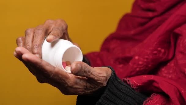 Seňor Ženy Užívající Léky Lahvičky Pilulky — Stock video