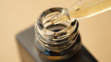Bir pipetten kozmetik şişesine düşer.,