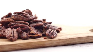 Tahtada beyaz masaların üstünde ceviz. ,