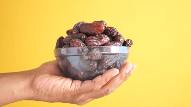 用手在桌上的碗里采摘新鲜的枣果 — 图库视频影像
