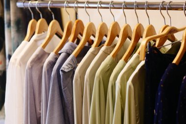 Satılık pek çok kadın giysisini kapatın. .