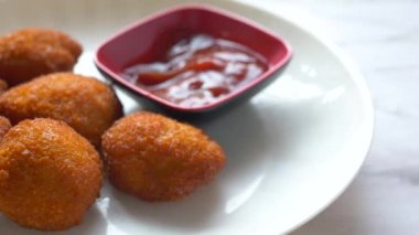 Masadaki tavuk şeritlerini ve sosu kapat. .