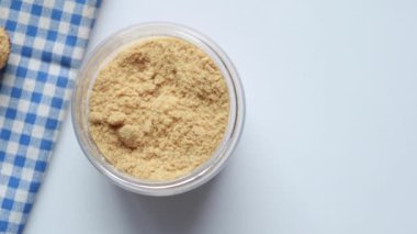 Masadaki beyaz kasede hindistan cevizi şekeri ,