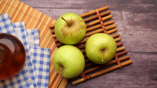 Ξύδι Μήλου Γυάλινο Μπουκάλι Φρέσκο Πράσινο Μήλο Στο Τραπέζι — Αρχείο Βίντεο