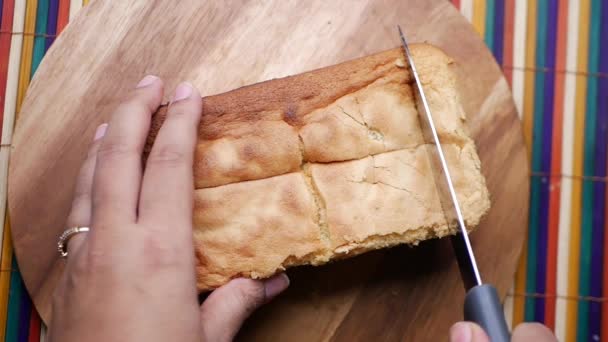 切碎板上的面包店水果蛋糕片 — 图库视频影像