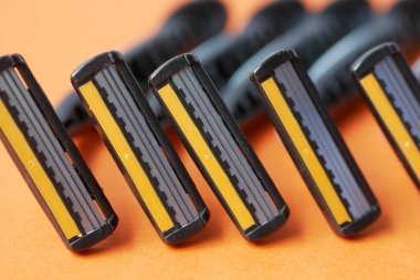 Gri arkaplanda siyah renk Razor