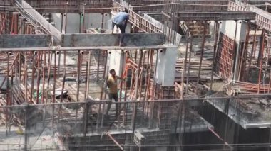 Bangladeş 'teki Dhaka' da bir inşaat sahasında çalışan işçi..