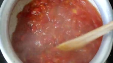  Sıcak suda kaynamış domates. .