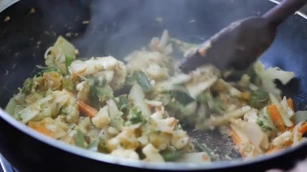 Matlagning Färska Grönsaker Kastrull Ovanifrån — Stockvideo