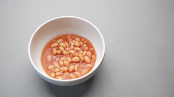 Diawetkan Kacang Tomat Dituangkan Dalam Mangkuk — Stok Video