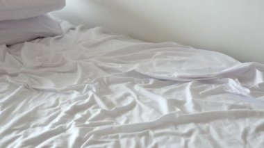 Sabahın köründe dağınık yatak, uyandıktan sonra dağınık yatak. .