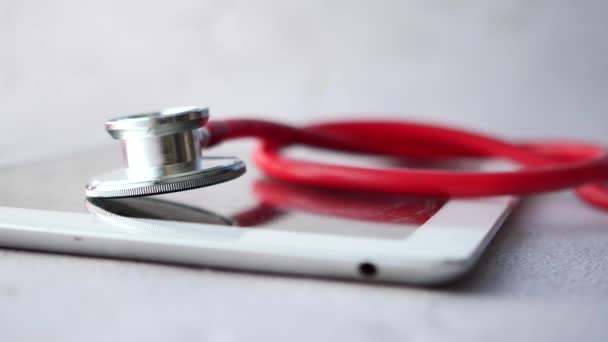 Modern Dijital Tablet Üzerinde Tıbbi Stetoskop Beyaz Arkaplanda — Stok video