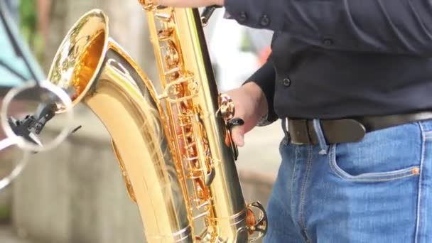Чоловічі Руки Грають Саксофоні Відкритому Повітрі — стокове відео