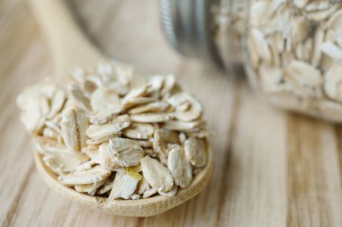 Kavrulmuş yulaf gevreğini masaya yakın. ,