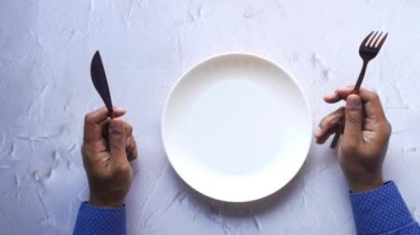 Çatal bıçak takımı ve tahta arka planda boş tabak