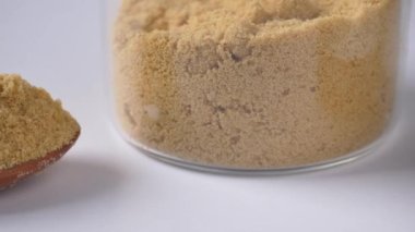 Masadaki beyaz kasede hindistan cevizi şekeri ,