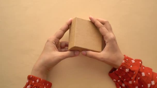 Vista Superior Das Mulheres Abrir Uma Pequena Caixa Presente Vazia — Vídeo de Stock