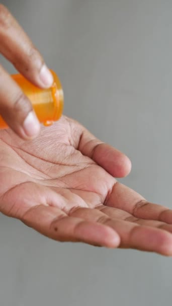 Mão Homem Com Pílulas Derramadas Para Fora Recipiente — Vídeo de Stock
