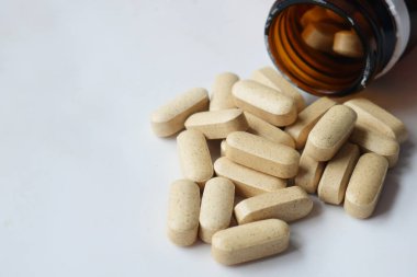  Beyaz üzerine düşen bitkisel ilaç kapsülü ,