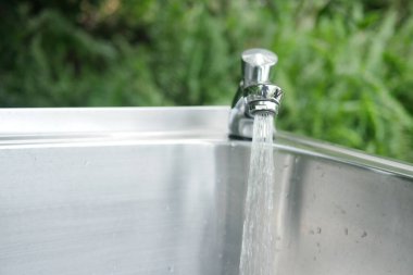 Akan su closeup ile musluk