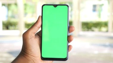 Akıllı telefon kullanarak genç adamın elini kapat.