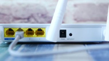 Masada kablolar olan Wi-Fi yönlendirici .
